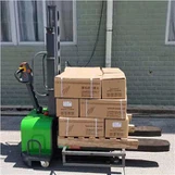 Isetõstev kaubaaluste virnastaja kahveltõstuk